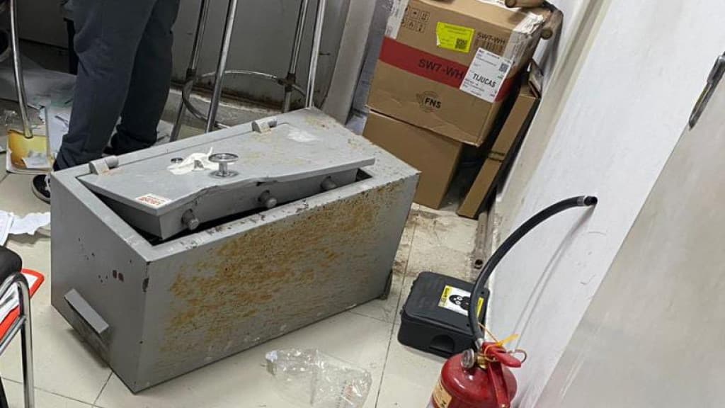 Ladrões quebram parede, arrombam cofre e levam R$ 20 mil de posto em Itapema