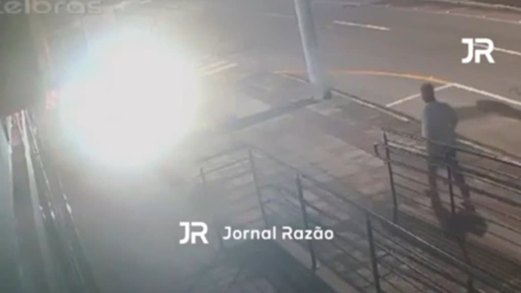 “Chinelagem” em SC: morador de rua furta refletor de loja em Tijucas; vai virar um “nóia-lume”?