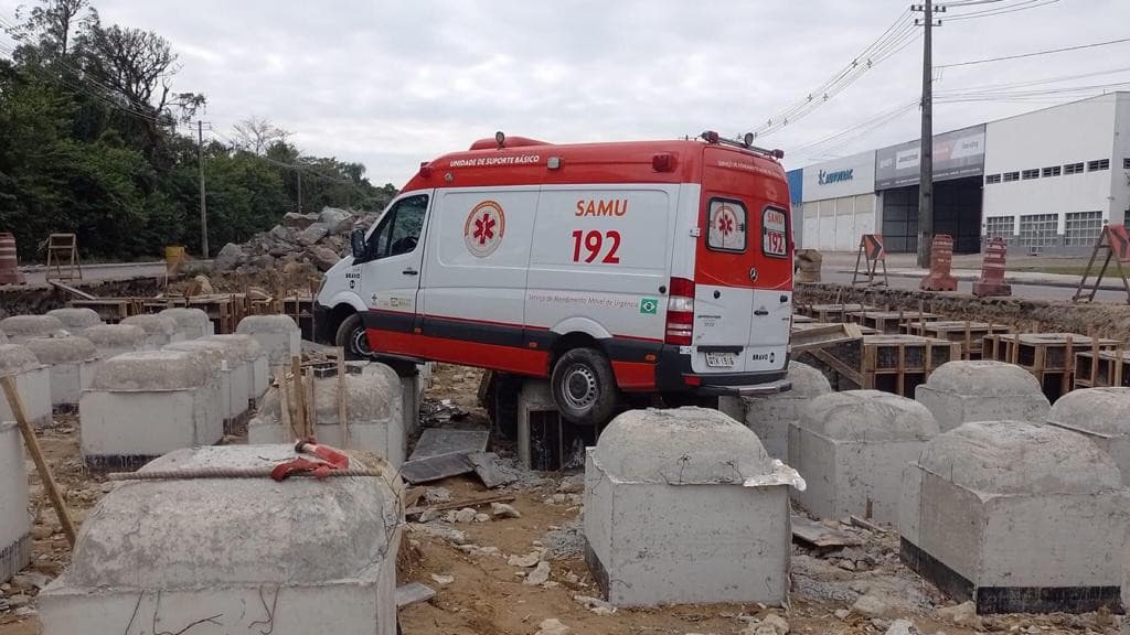 Ambulância do SAMU decola e vai parar em canteiro de obras após falha mecânica