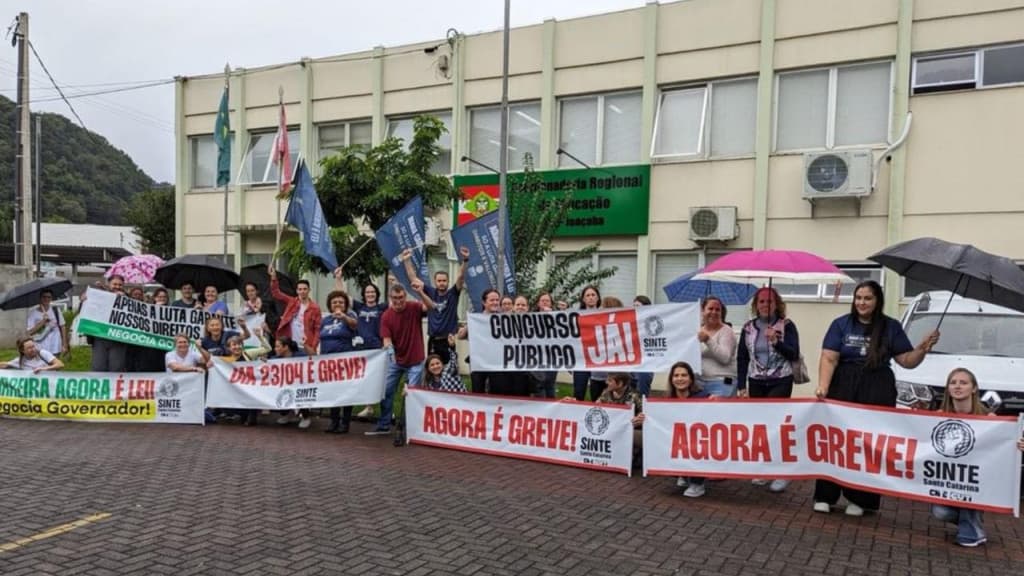Governo de SC chama professores para conversar no primeiro dia de greve