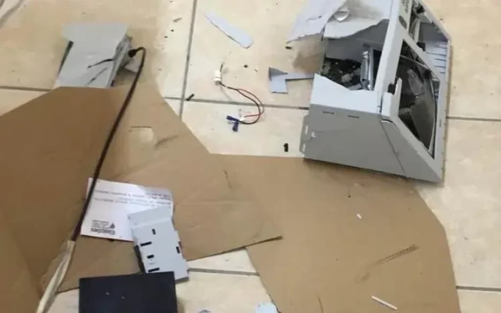 Eleitor quebra urna com marreta e vai votar escoltado em SC
