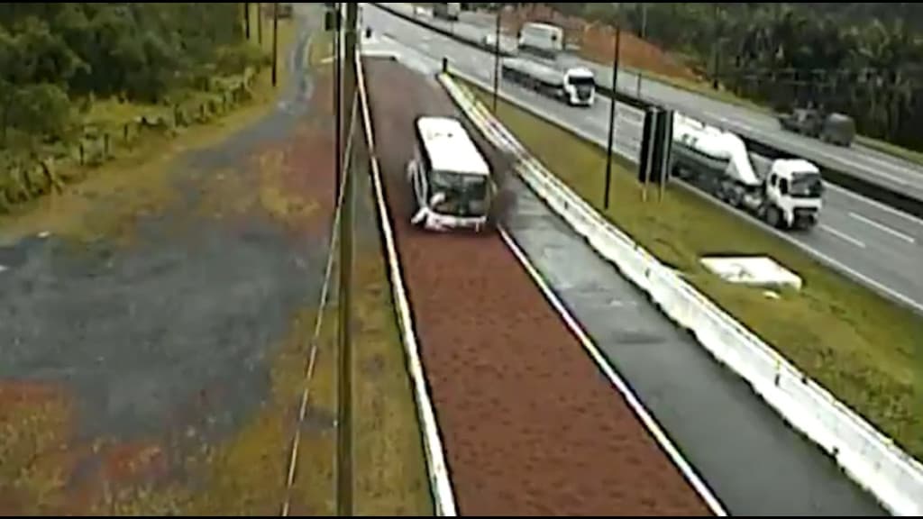 Ônibus com 29 passageiros tem problema nos freios e usa área de escape na BR-376
