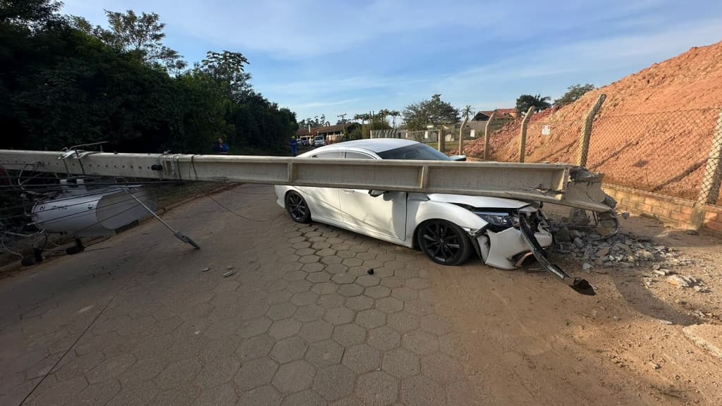 AGORA: Motorista “desaparece” após derrubar dois postes em Canelinha