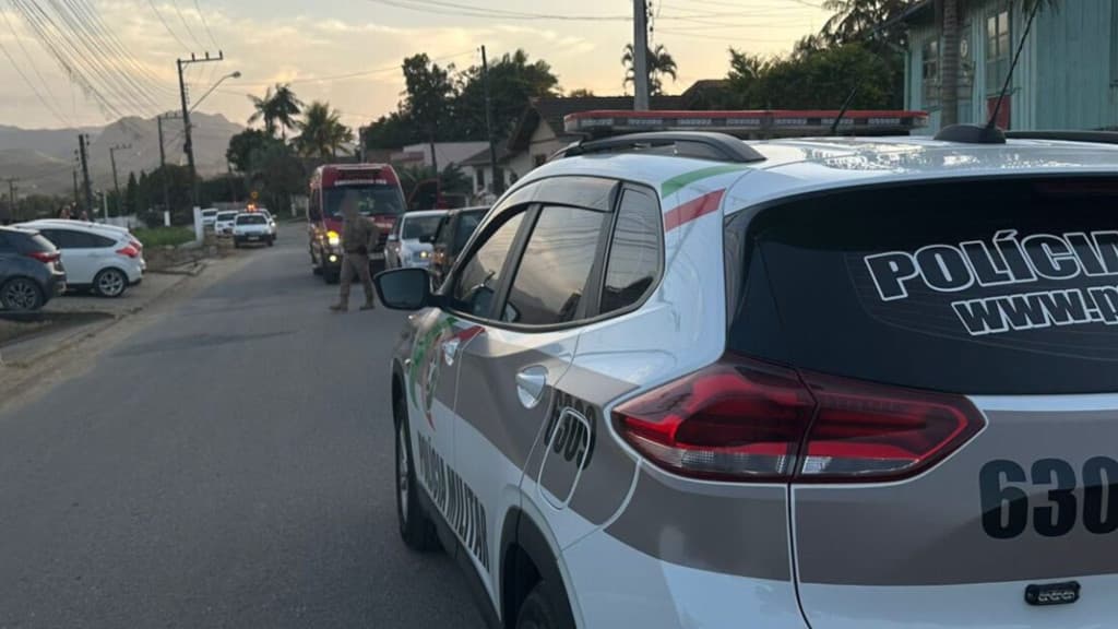 Cachorro atravessa rua e provoca queda de motociclista em Canelinha