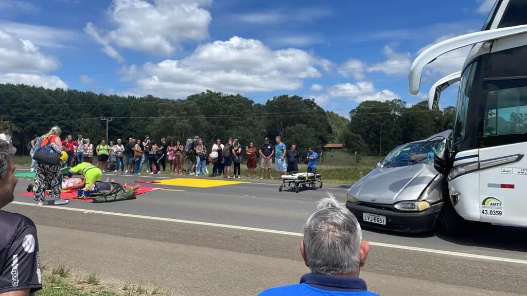 Colisão entre carro e ônibus mata motorista e deixa feridos, na BR-116