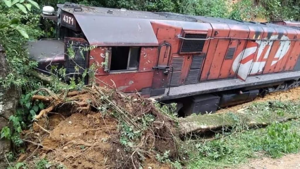 Deslizamento de terra atinge trem de carga em SC
