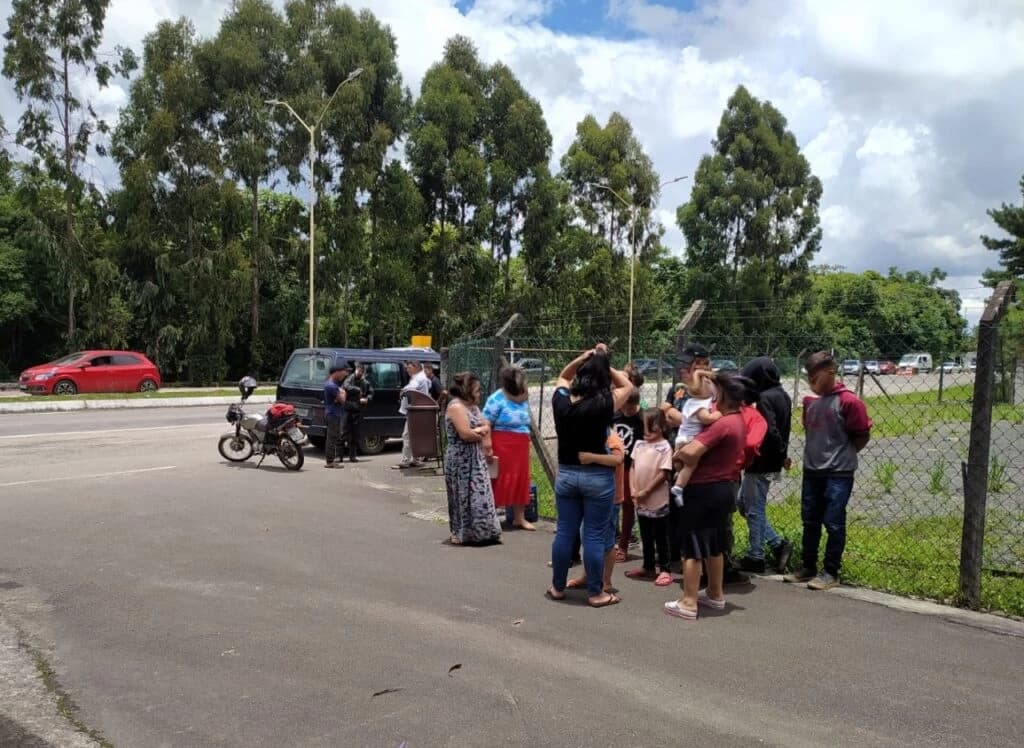 Motorista é detido ao transportar 24 passageiros em van de 10 lugares