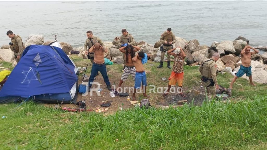 Moradores de rua decidem montar condomínio á beira-mar, em Florianópolis: “sem IPTU”