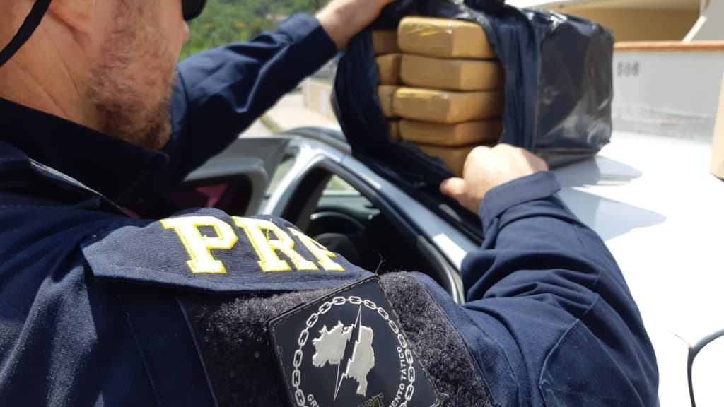 PRF apreende quase 50kg de maconha durante operação na BR-101 em Porto Belo