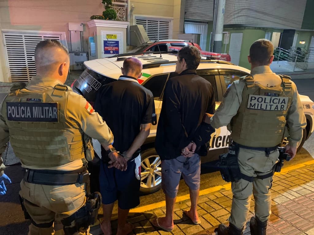 Dupla é presa com drogas e munições em Bombinhas