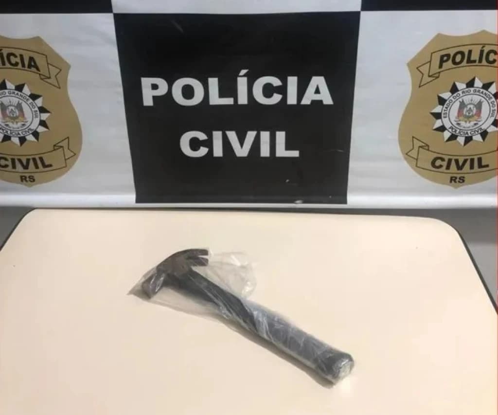 Marido mata esposa e vizinho a marteladas após encontrar mensagens no celular