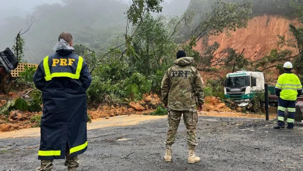 URGENTE: Bombeiros confirmam seis vítimas resgatadas com vida na BR-376