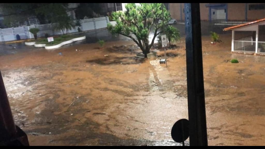 Chuva coloca cidades de SC debaixo d”água e bombeiros tentam resgatar moradores