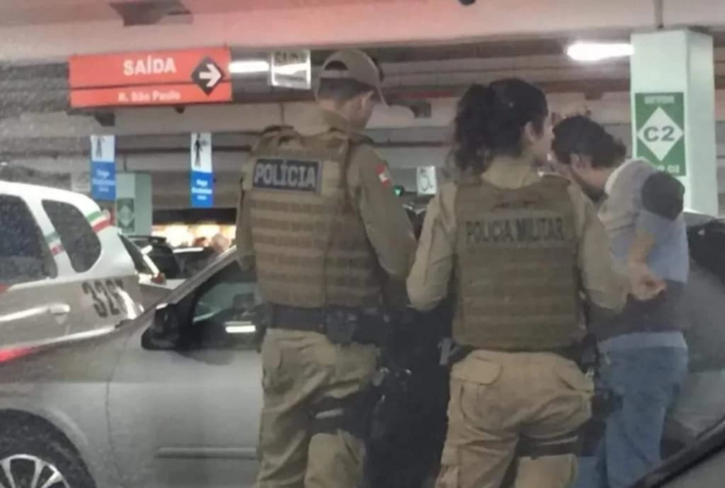 “Estava espumando pela boca”: pai deixa bebê dentro de carro e é preso