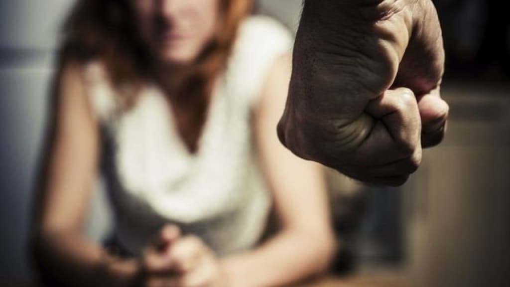 Homem é preso após invadir casa da ex-companheira e mordê-la