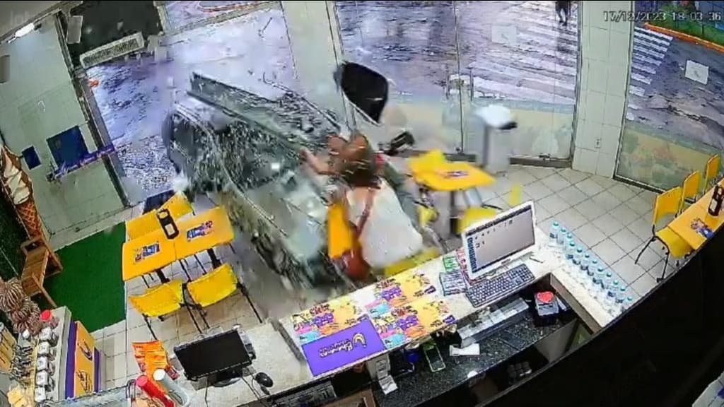 Motorista invade sorveteria, atropela casal e foge sem prestar socorro