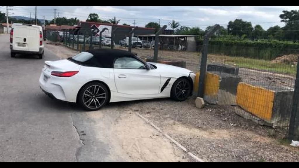Motorista perde o controle de BMW e colide contra cerca em Tijucas