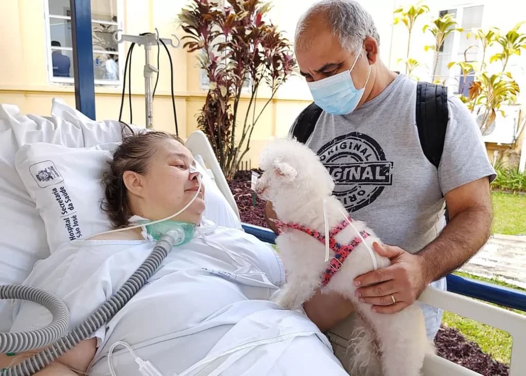 Paciente na UTI recebe visita de melhor amiga em hospital de SC