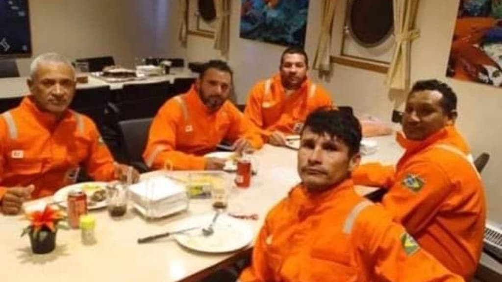 URGENTE: Cinco marinheiros são resgatados com vida após naufrágio em SC