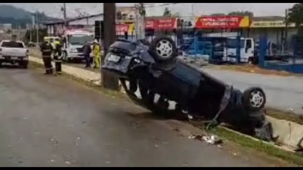 Capotamento deixa quatro pessoas feridas na BR-470, em Indaial
