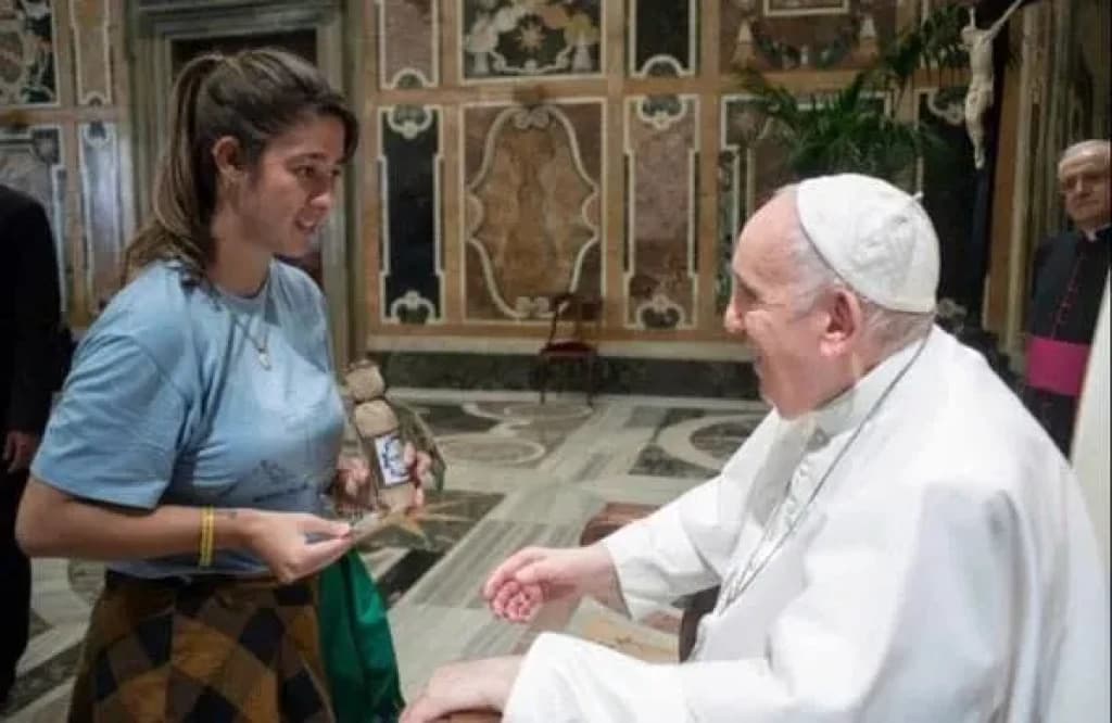 Brasileira arranca risadas do Papa ao presenteá-lo com cachaça