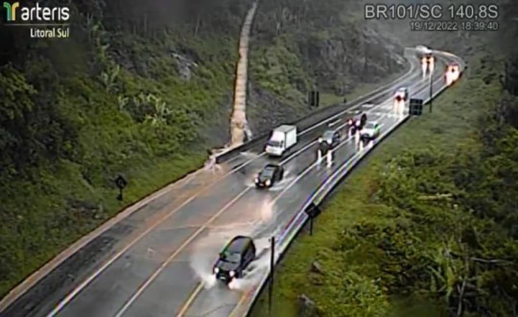 URGENTE: BR-101 é interditada em Itapema, no Morro do Boi