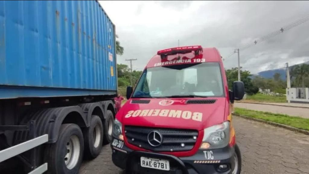 Motociclista bate na traseira de caminhão estacionado, em Canelinha