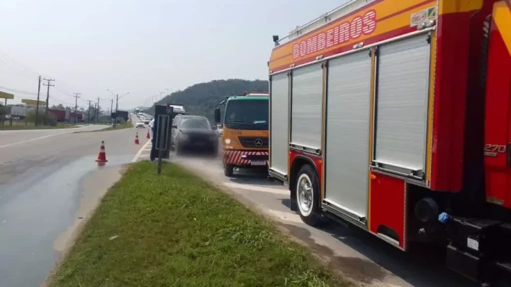 Motociclista fica ferido após acidente na BR-101, em Itajaí