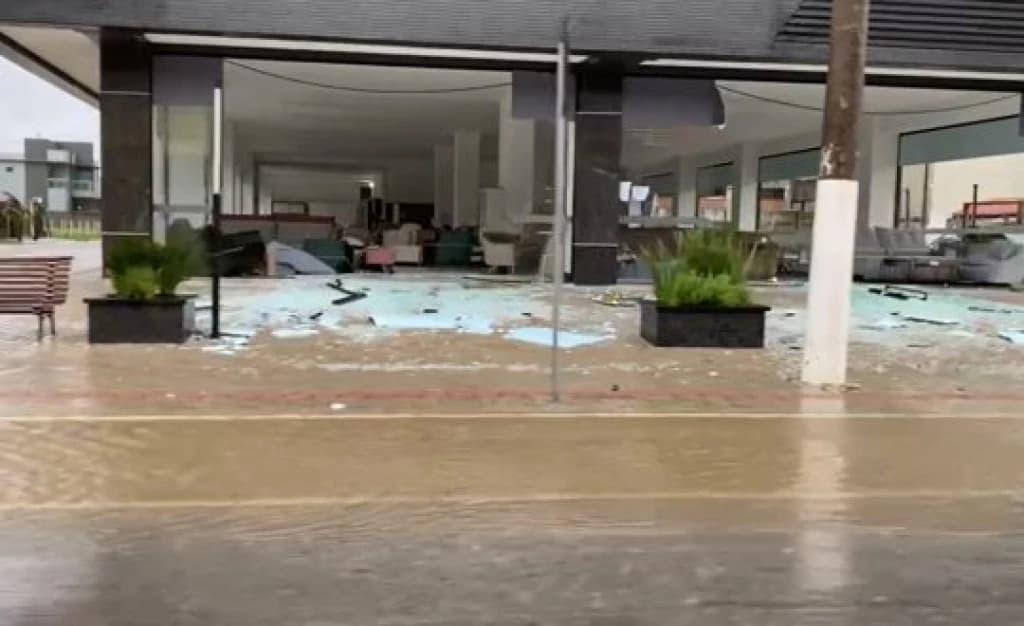 VÍDEO: Ventania destrói loja de móveis em Porto Belo