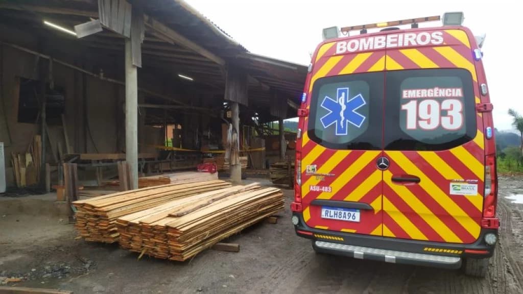 Trabalhador morre após cair em cima de serra em madeireira