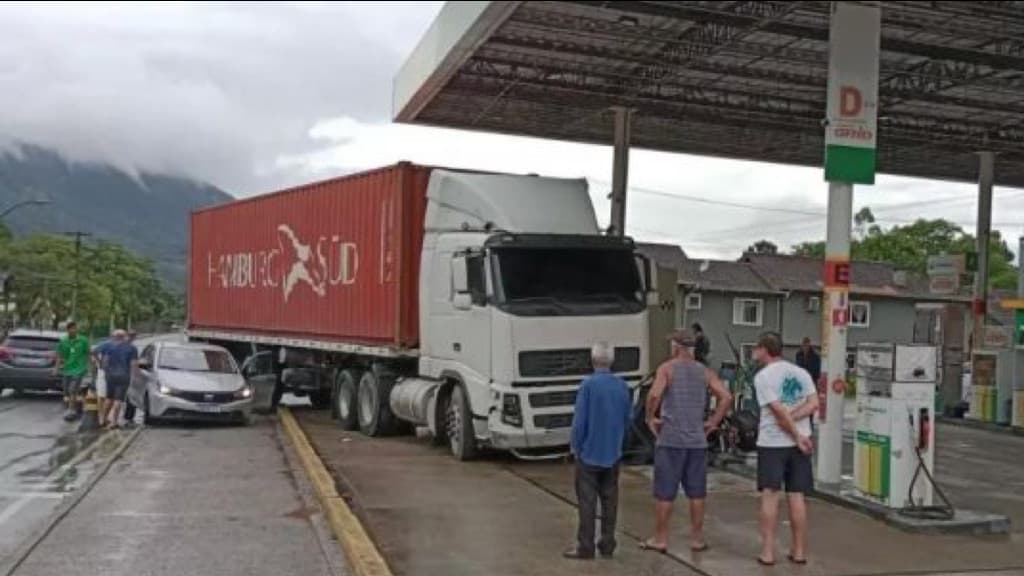 Carreta colide em carro e pedestre acaba atropelado na SC-418
