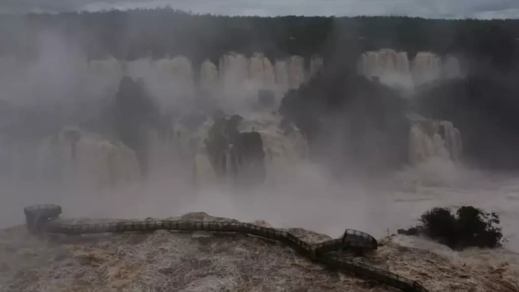 Turista vai tirar foto e cai nas Cataratas do Iguaçu