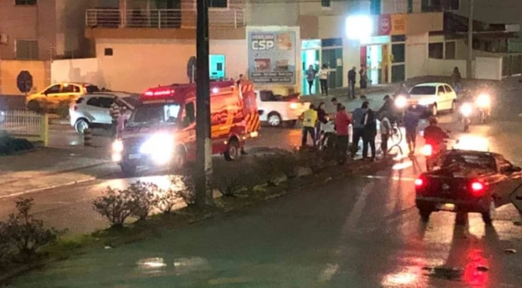 Mulher é arremessada de motocicleta após colisão com carro em Tijucas