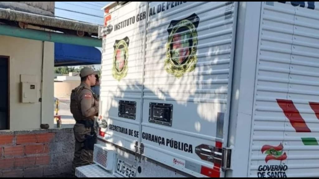 Homem surtado invade residência e morre com cadeirada na cabeça