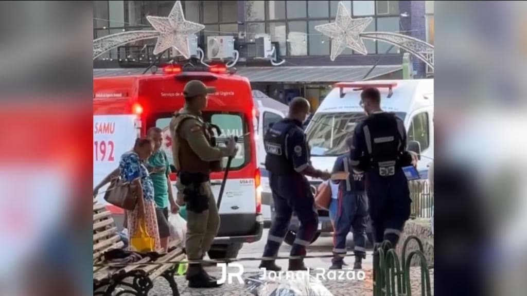 Morador de rua morre enquanto dormia em praça pública de Florianópolis