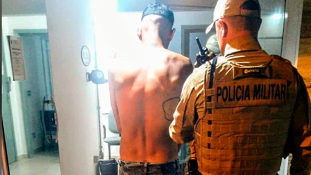 Homem imobiliza ladrão que tentava furtar seu veículo em Porto Belo