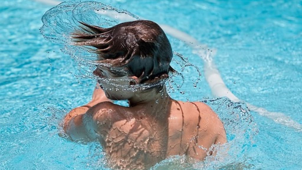 Criança que apanhou ao invadir casa para brincar em piscina é indenizada