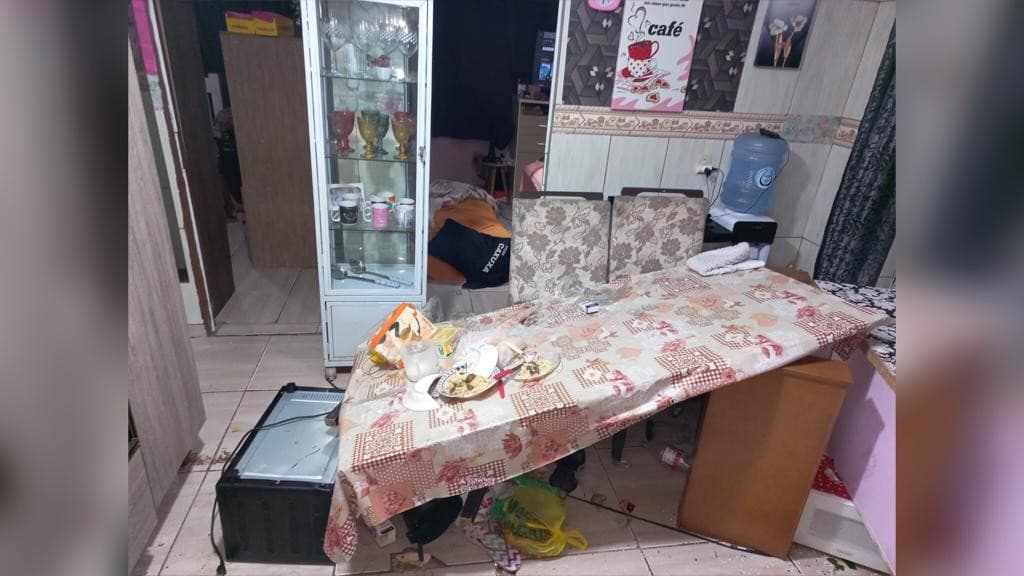 Filho de 19 anos destrói casa da mãe e ameaça matá-la, em Canelinha