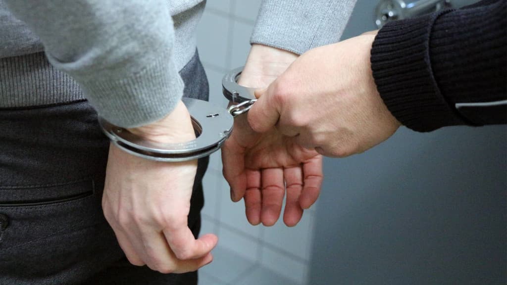 Delegado solta “pai” preso em flagrante com filha só de calcinha: “fato atípico”