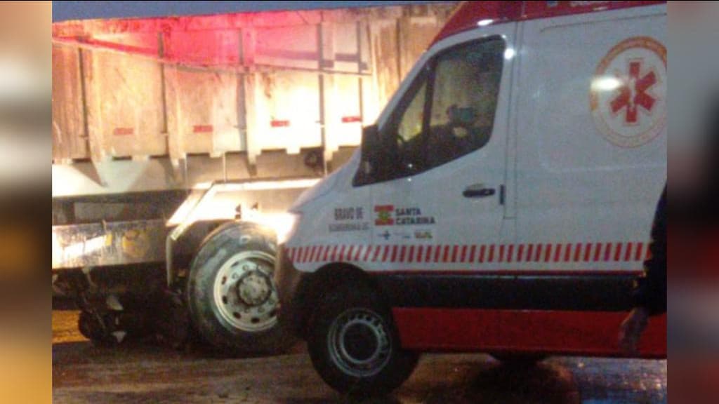 Motociclista é atropelado por caminhão em Bombinhas