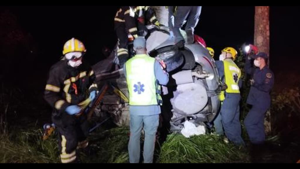 Carro bate em árvore após aquaplanar e deixa quatro mortos na BR-470