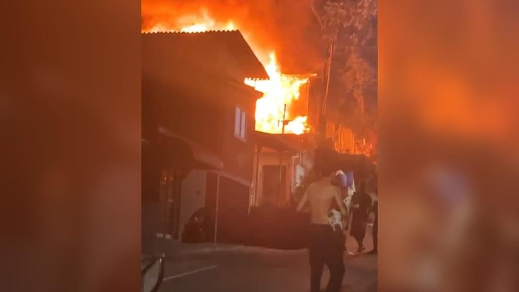 AGORA: Incêndio em residência mobiliza bombeiros em Balneário Camboriú