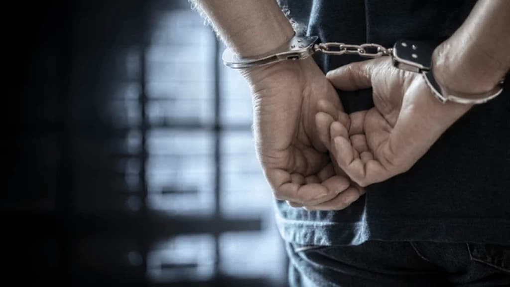 Filho é preso após agredir mãe com cabo de vassoura na cabeça