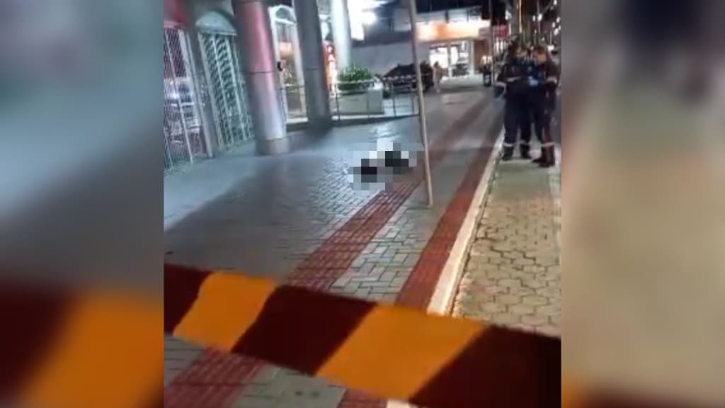 Moradores se assustam com barulho e encontram homem morto em calçada de Itapema