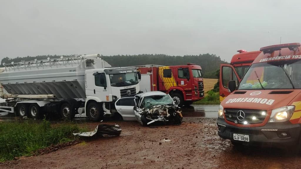 Mulher morre após colisão entre carro e caminhão na SC-280