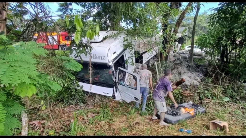 Carreta carregada de cimento sai da pista na BR-280, em Araquari