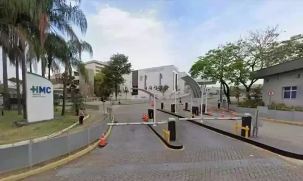 Marido flagra traição da esposa e amante quebra os dois pés durante fuga
