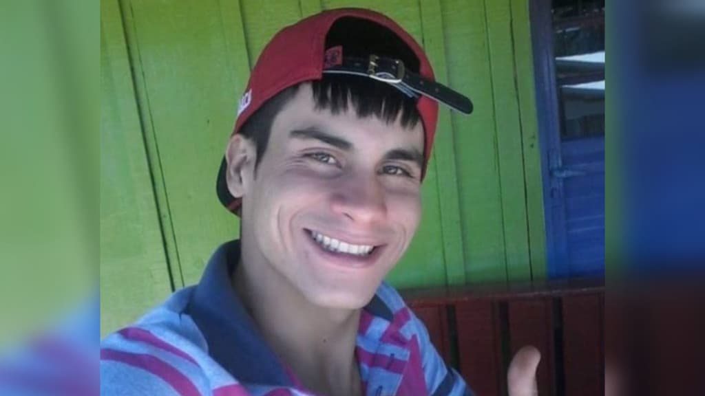 Homem encontrado esfaqueado ao lado de veículo morre no hospital