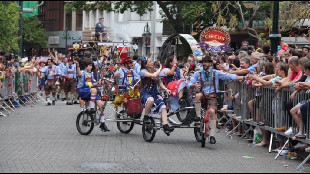 Oktoberfest cancela o último desfile da festa em meio às chuvas em SC