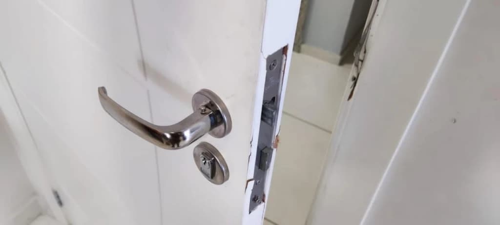 Morador flagra invasores relaxando no sofá e no quarto de sua casa